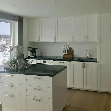 Cozy Architect-designed With River View Ferienhaus