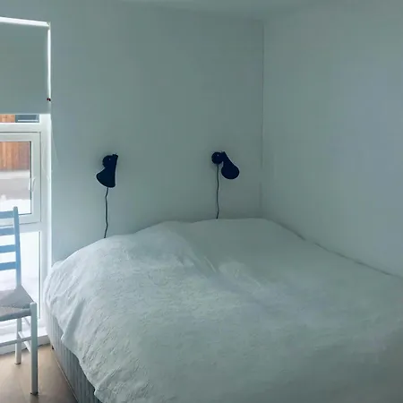 Cozy Architect-designed With River View Ferienhaus